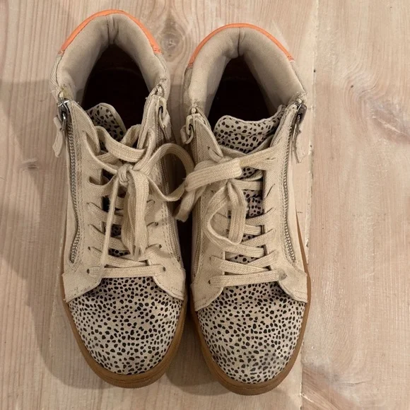 Universal Thread Cream and Orange Sneakers - Picture 5 of 8